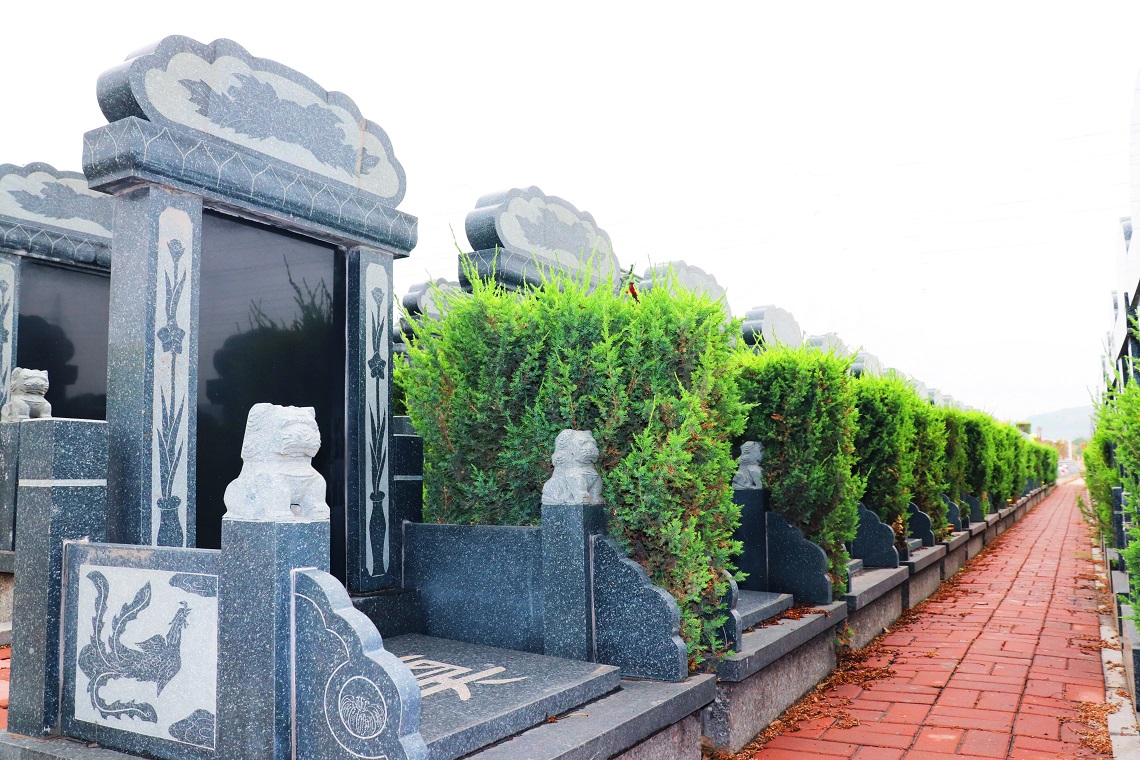 撫順墓園福山公墓墓位前石獅子