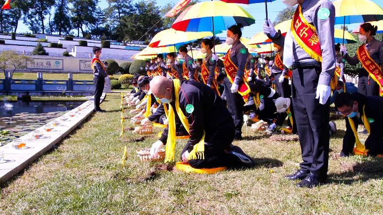 “碧草綻放·愛融福山”遼寧福山公墓第六屆節(jié)地生態(tài)草坪葬集體安葬公祭儀式圓滿禮成