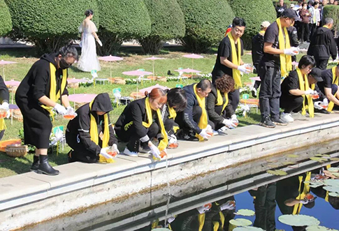 八載春秋，綠茵為證。遼寧福山公墓為積極響應國家《關于推行節(jié)地生態(tài)安葬指導意見》的號召，以節(jié)約土地資源和發(fā)展綠色殯葬為方向，自2017年以來已連續(xù)成功舉辦八屆節(jié)地生態(tài)草坪葬公祭儀式。  作為我市首家推行節(jié)地生態(tài)草坪葬的企業(yè)，遼寧福山公墓在八年間已為四百余位生態(tài)安葬踐行者圓滿安葬，讓他們在福山這片靜謐的綠毯下回歸自然。青青芳草，是他們生命延續(xù)的純凈詩篇；莊重儀式，寄托著親友最深沉的思念。  這是一份綠色的承諾，更是對未來的擔當。在各級政府主管部門的指導與支持下，這項承載著綠色希望與人文關懷的活動，日益贏得廣大市民的深切認同與廣泛贊譽。它傳遞著節(jié)約資源、保護生態(tài)的現(xiàn)代文明理念，更彰顯了生命平等、回歸自然的豁達與安寧。  回望這八載的感人瞬間，鏡頭記錄下的，是鮮花的靜默、是親友的凝望、是禮儀的莊重、是綠草的生機……每一個畫面，都訴說著對逝者的尊重，對生態(tài)的守護，以及對生命價值最本真的詮釋——在福山的懷抱里，讓生命歸于寧靜，讓大愛永續(xù)傳承。