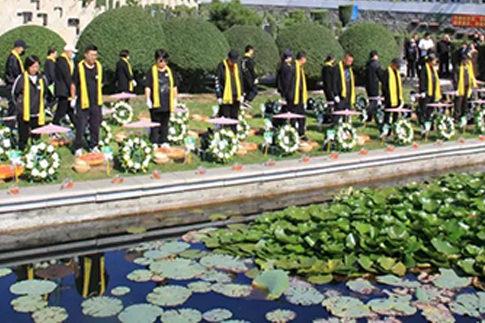 八載春秋，綠茵為證。遼寧福山公墓為積極響應國家《關于推行節(jié)地生態(tài)安葬指導意見》的號召，以節(jié)約土地資源和發(fā)展綠色殯葬為方向，自2017年以來已連續(xù)成功舉辦八屆節(jié)地生態(tài)草坪葬公祭儀式。  作為我市首家推行節(jié)地生態(tài)草坪葬的企業(yè)，遼寧福山公墓在八年間已為四百余位生態(tài)安葬踐行者圓滿安葬，讓他們在福山這片靜謐的綠毯下回歸自然。青青芳草，是他們生命延續(xù)的純凈詩篇；莊重儀式，寄托著親友最深沉的思念。  這是一份綠色的承諾，更是對未來的擔當。在各級政府主管部門的指導與支持下，這項承載著綠色希望與人文關懷的活動，日益贏得廣大市民的深切認同與廣泛贊譽。它傳遞著節(jié)約資源、保護生態(tài)的現(xiàn)代文明理念，更彰顯了生命平等、回歸自然的豁達與安寧。  回望這八載的感人瞬間，鏡頭記錄下的，是鮮花的靜默、是親友的凝望、是禮儀的莊重、是綠草的生機……每一個畫面，都訴說著對逝者的尊重，對生態(tài)的守護，以及對生命價值最本真的詮釋——在福山的懷抱里，讓生命歸于寧靜，讓大愛永續(xù)傳承。