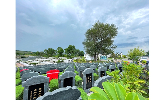 在沈陽(yáng)墓園里如何選擇碑文敬辭